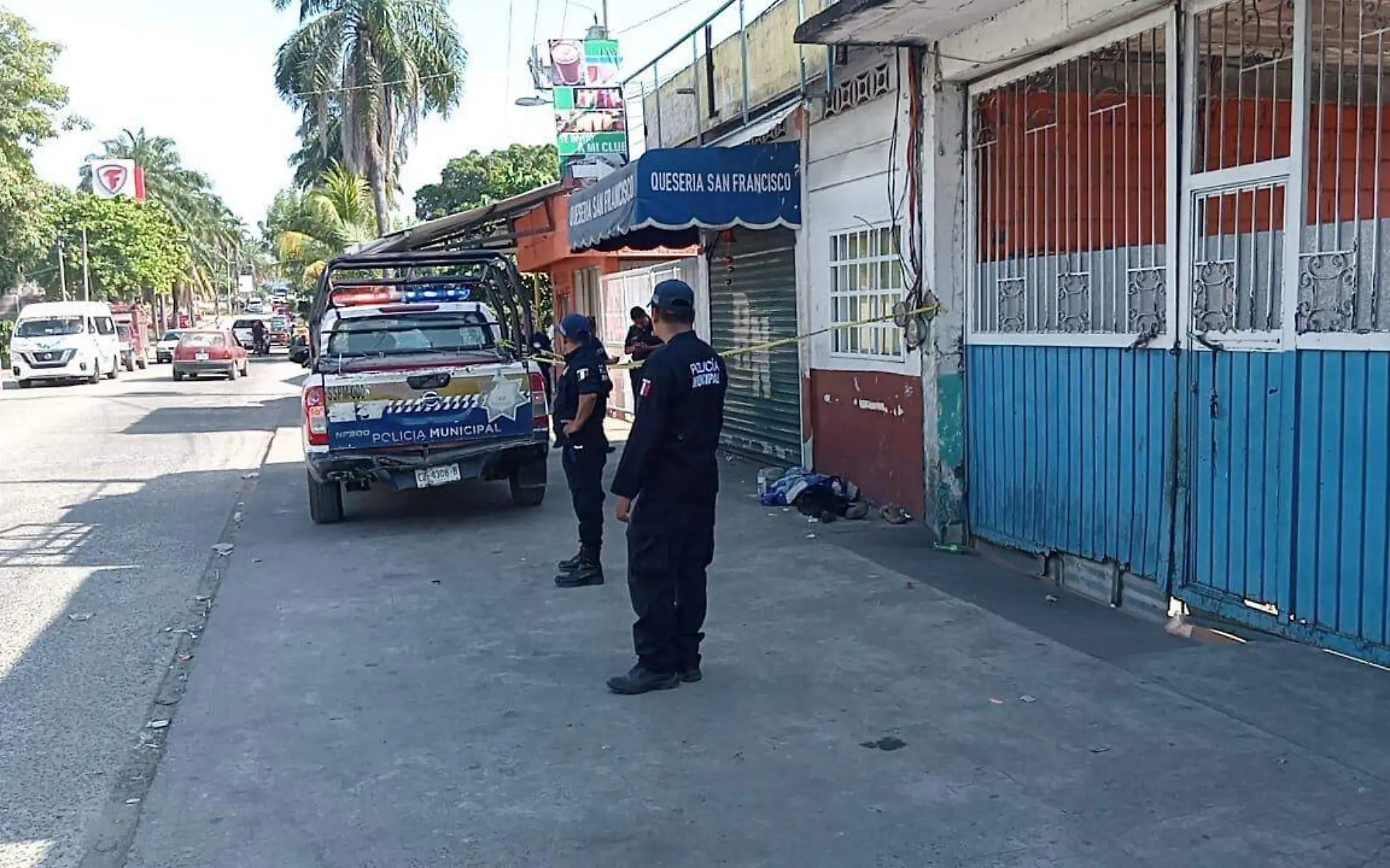 Policias resguardando el cuerpo de un indigente